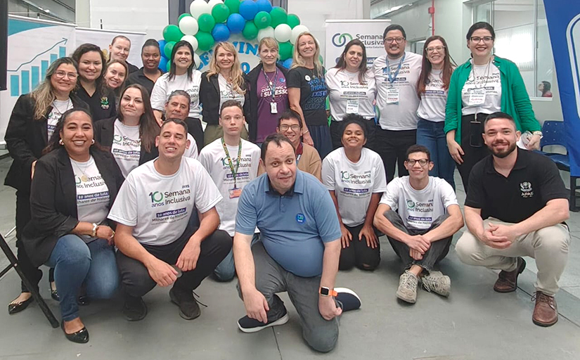 Grupo de pessoas posando para foto.