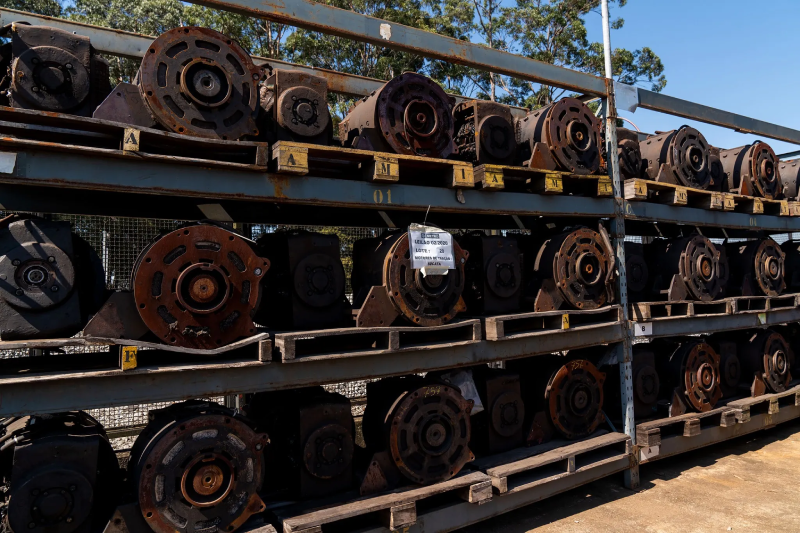 Foto de peças de engrenagem expostas em leilão