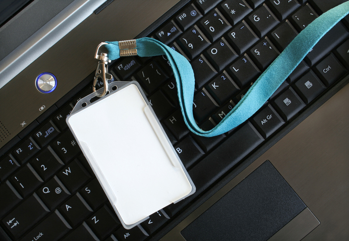 Crachá em branco sobre teclado de computador