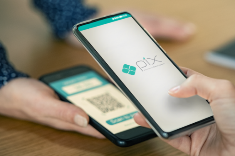 Celular com o pix lendo QR Code