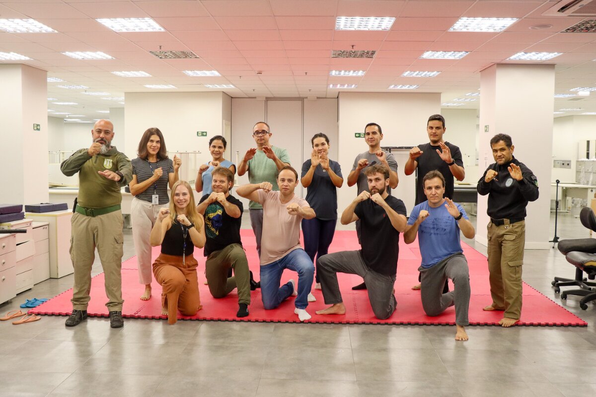 Fotografia com participantes do curso de defesa pessoal no TRT-17 (ES)