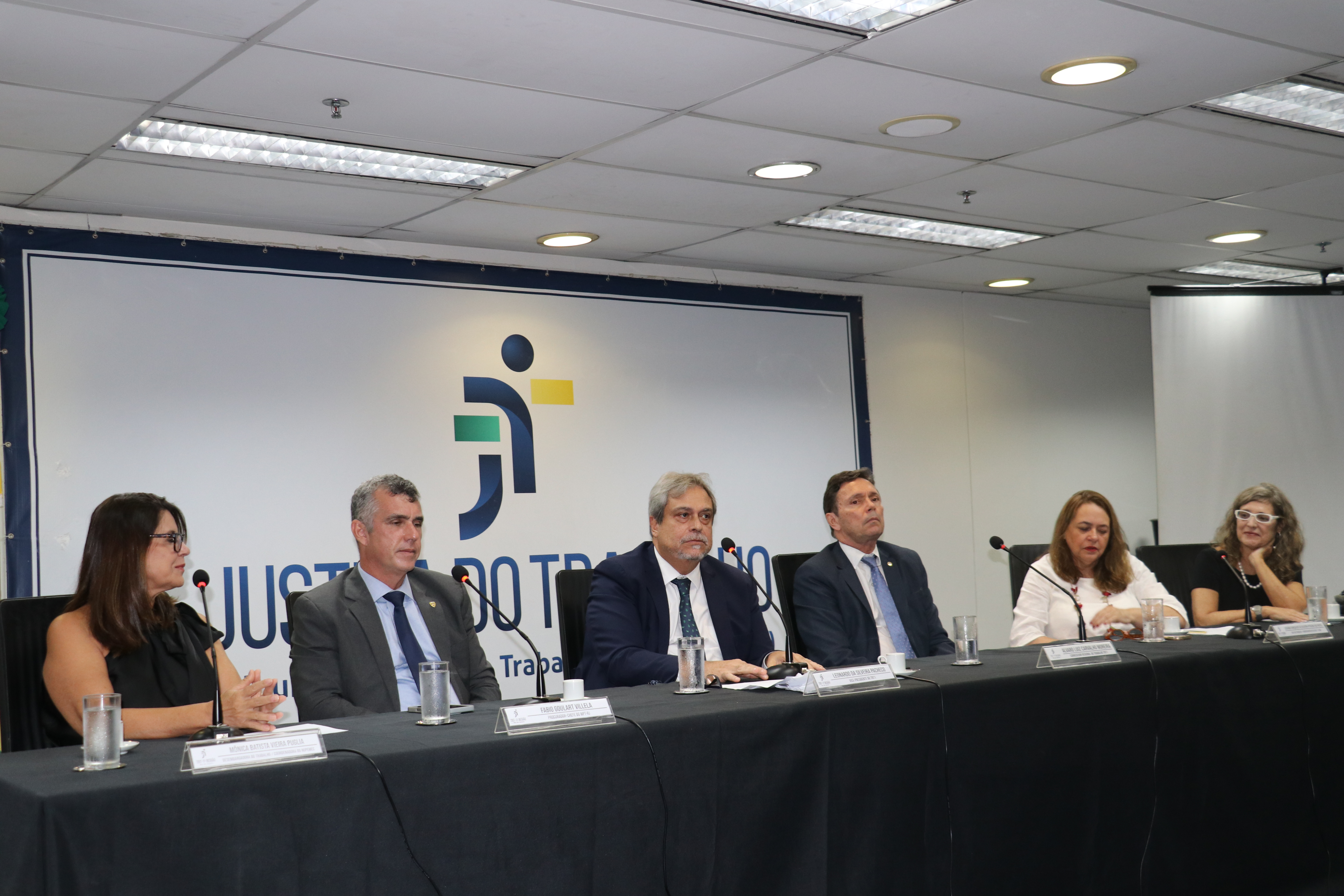 Autoridades compondo a mesa de honra da cerimônia de premiação dos vencedores do edital do projeto