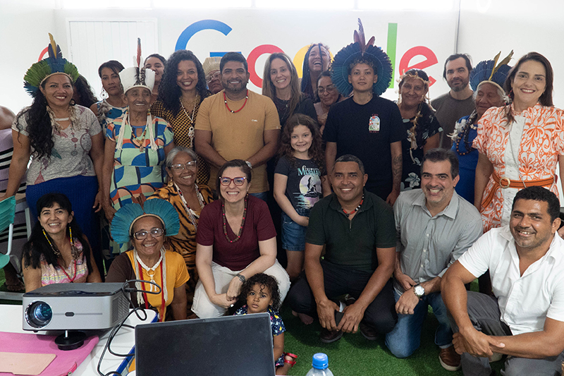 Gestão regional do Programa de Enfrentamento ao Trabalho Escravo promove curso para indígenas - CSJT2 1 Membros da comunidade indígena Pitaguary com o juiz do trabalho Vladimir Paes de Castro.