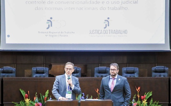 O acordo de cooperação entre o TRT-PR e o TRT-RS foi assinado nesta quinta-feira (23) pelos presidentes dos tribunais, respectivamente desembargador Arion Mazurkevic (à esquerda), e desembargador Alexandre Corrêa da Cruz..