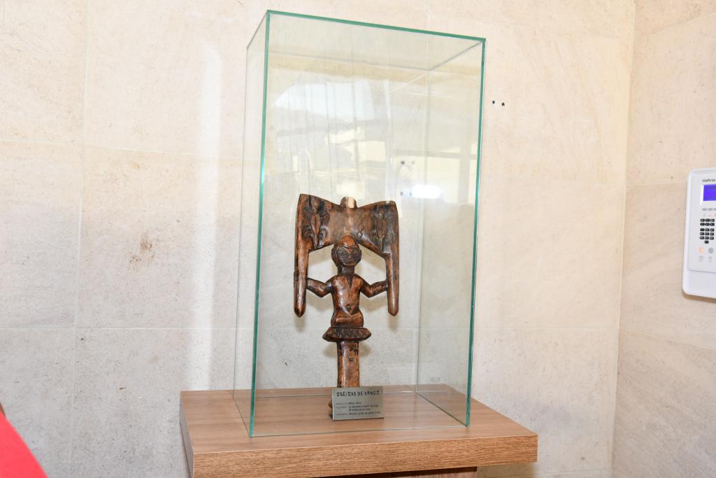 Fotografia de uma estátua em formato de machado xangô.