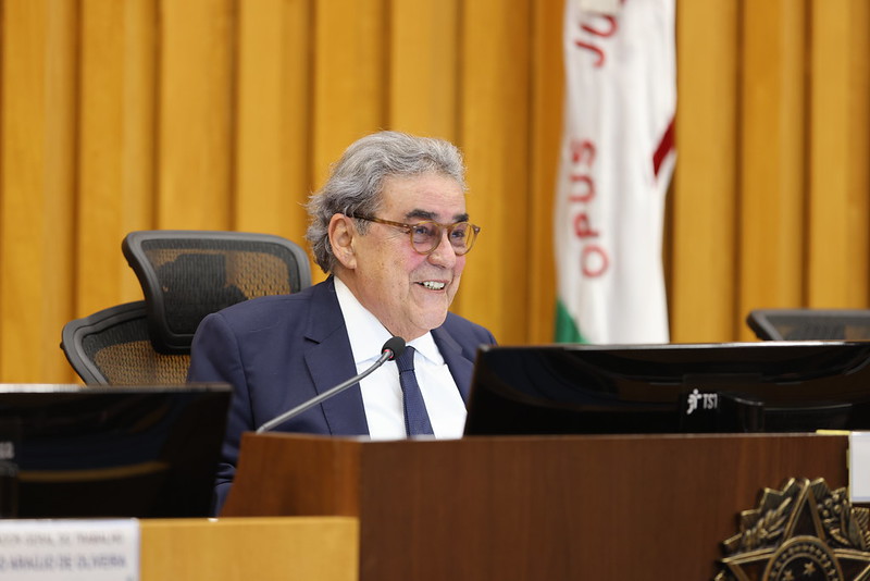 Foto do ministro Aloysio na sessão. Ele está com uma expressão de sorriso.