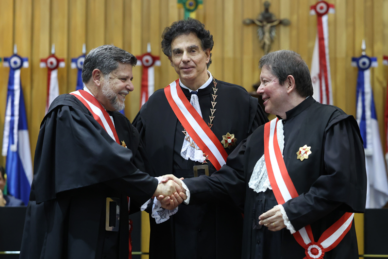 Ministro Viera de Mello, Caputo Bastos e José Roberto Freire Pimenta posam para foto após a posse
