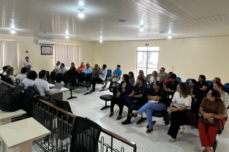 Comitiva ouvindo a população da região do Marajó