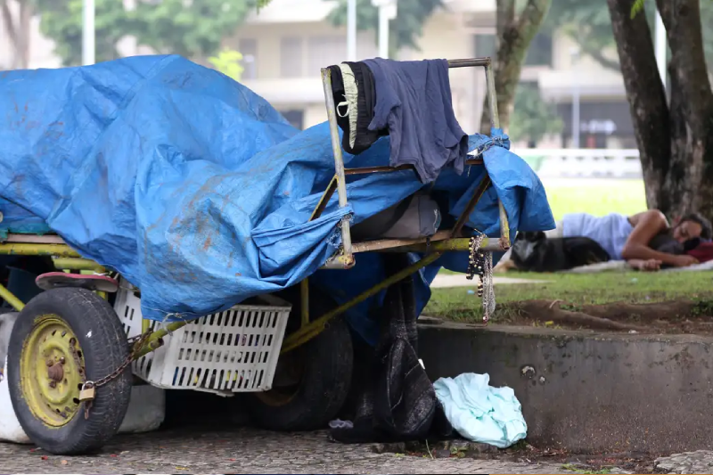 Justiça do Trabalho institui Política Judicial de Atenção a Pessoas em Situação de Rua - CSJT2 1 Pessoa em situação de ruas dormindo ao lado de uma carroceria que usa para catar recicláveis.