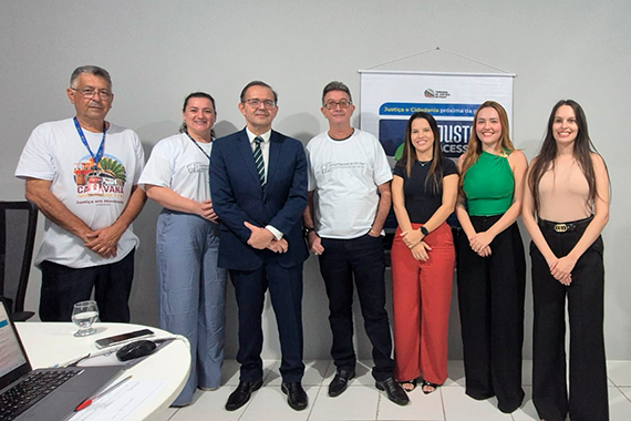 Fotografia com a presença de 7 pessoas, sendo 4 mulheres e 3 homens. 