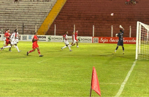 Fotografia de um jogo de futebol. 