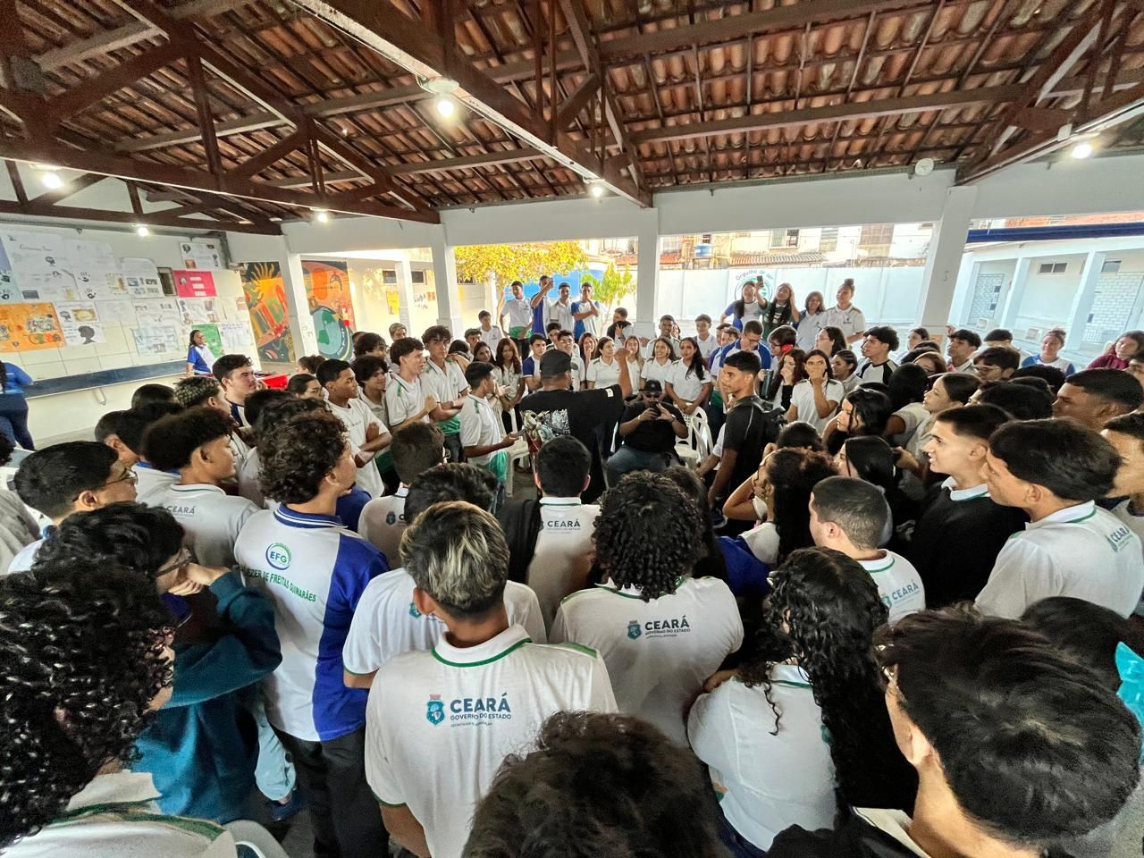 Alunos de Caucaia no projeto Partiu Aula ao lado do rapper Rafa Rafuage