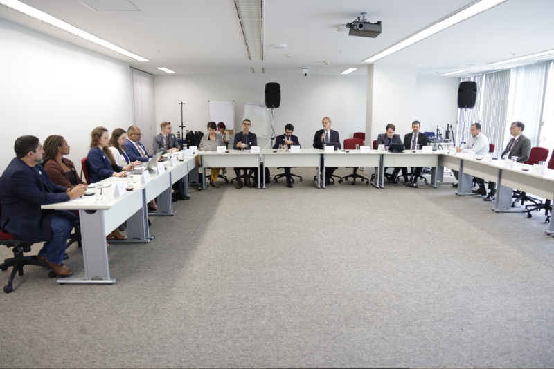 Foto da sala durante reunião com as duas comitivas em uma mesa em 