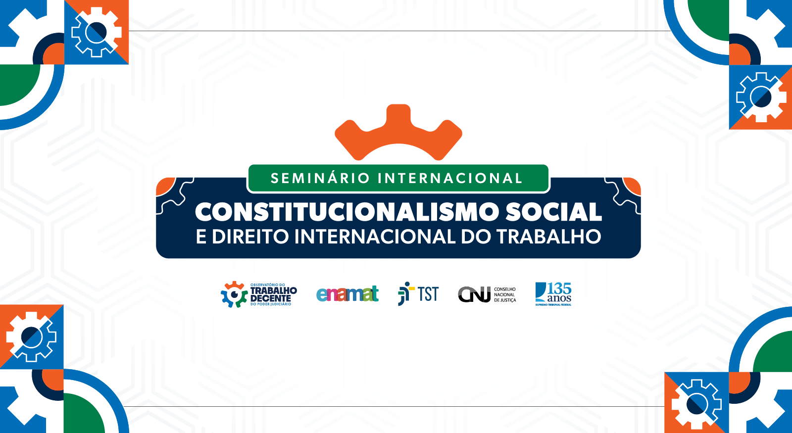Este banner institucional anuncia o I Seminário Internacional: Constitucionalismo Social e Direito Internacional do Trabalho. A peça apresenta um design moderno com engrenagens coloridas nos cantos, simbolizando o mundo laboral, e destaca o título do evento em um bloco central azul-marinho. Na base, estão dispostas as logomarcas das instituições organizadoras, como o TST, ENAMAT, CNJ e o selo de 135 anos do STF.