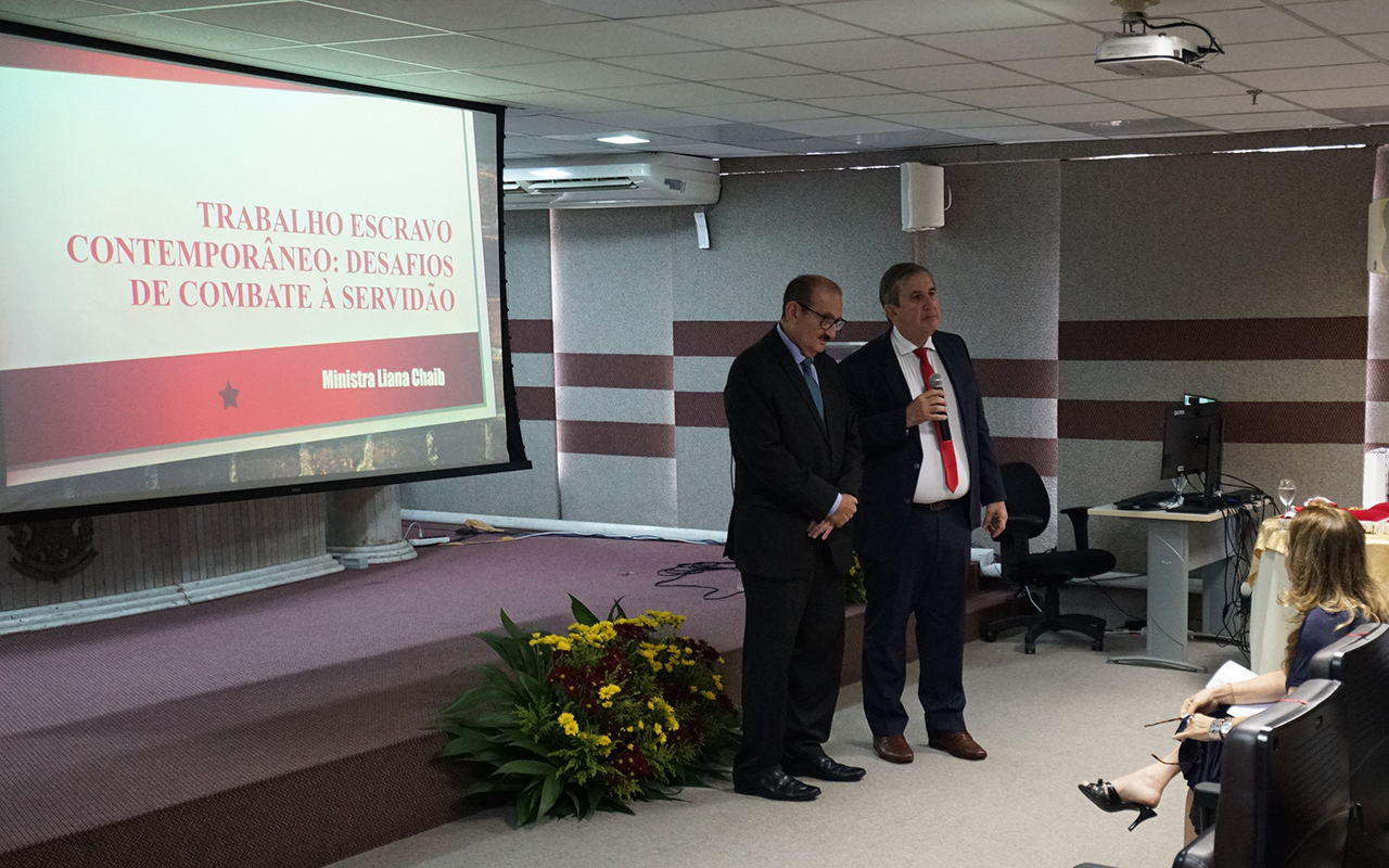 Diretor da Ejud-7, des. Paulo Régis Machado Botelho (falando no microfone) faz abertura da 3ª Sexta Jurídica no TRT-CE.