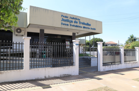 Imagem da parte da frente do Fórum Trabalhista do TRT-23