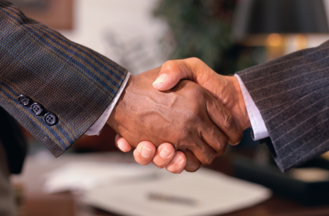 Aperto de mãos entre duas pessoas para representar a campanha de conciliação envolvendo pessoas idosas realizada pelo TRT-23 (MT)