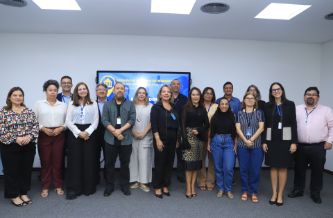 Fotografia com um grupo de pessoas reunidas em um encontro de gestores da memória. 