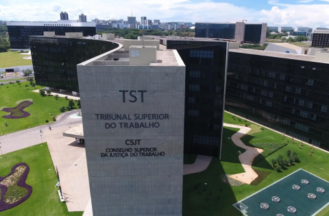 Prédio do Tribunal Superior do Trabalho (TST) e do Conselho Superior da Justiça do Trabalho (CSJT), em Brasília, com áreas verdes ao redor.