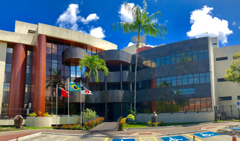 Foto da fachada do edifício sede do TRT-13