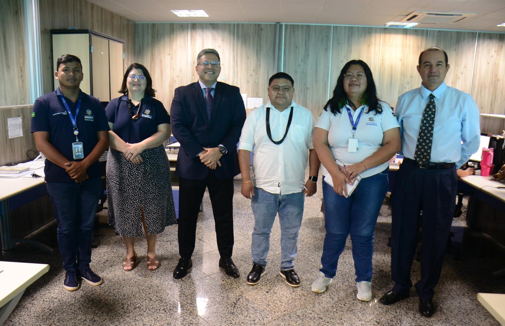 Fotografia com a presença de 6 pessoas, sendo 4 homens e 2 mulheres. 