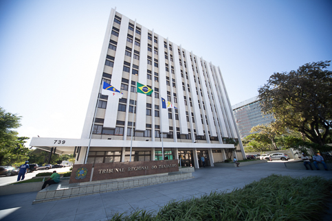 Fotografia do prédio e da fachada do TRT-6 (PE).