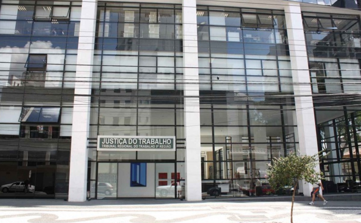 Foto da entrada espelhada da sede do TRT-9, em Curitiba.
