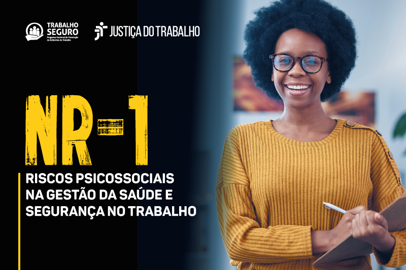 Imagem ilustrativa de mulher negra segurando uma prancheta e sorrindo. Ao está escrito:NR-1 Riscos psicossociais na gestão  da saúde e segurança no trabalho.