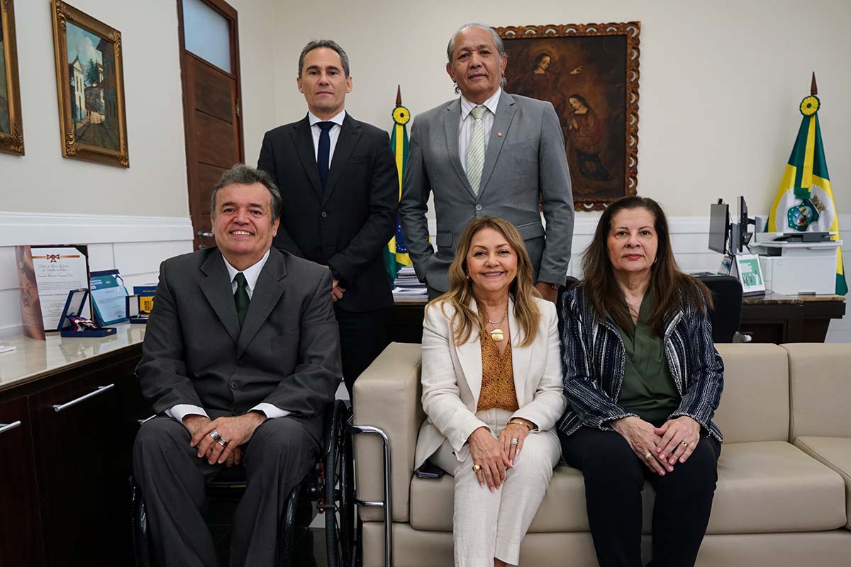 Visita institucional feita ao TRT-CE pela OAB-CE trata sobre acessibilidade e inclusão - CSJT2 1 Fotografia com a presença de 5 pessoas, sendo 3 homens e 2 mulheres; as mulheres estão sentadas, um dos homens está em uma cadeira de rodas e os outros 2 estão em pé.