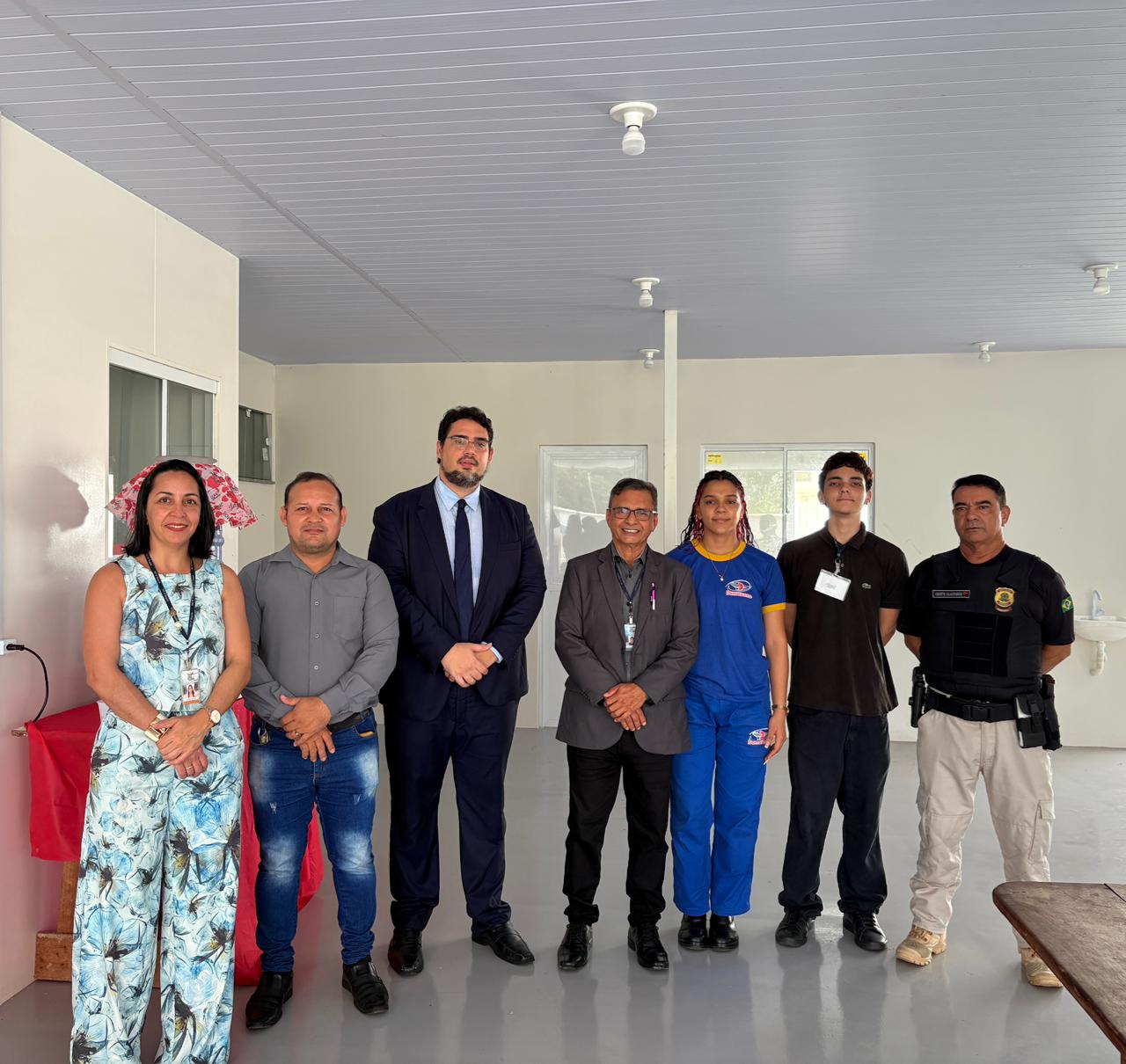 Fotografia com a presença de 7 pessoas, 5 homens e 2 mulheres. 