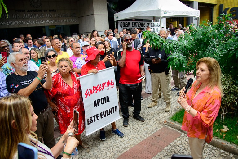 Presente à manifestação, a presidente do TRT de Minas, desembargadora Denise Alves Horta, externou apoio à Mobilização divulgando