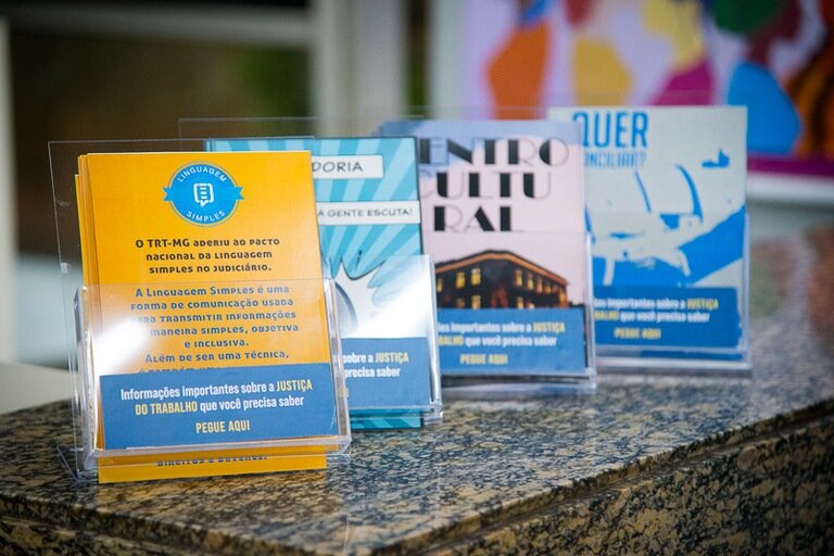 Fotografia com 4 livros enfileirados.