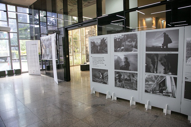 Fotografia com a presença de um retrato com diversas imagens. 
