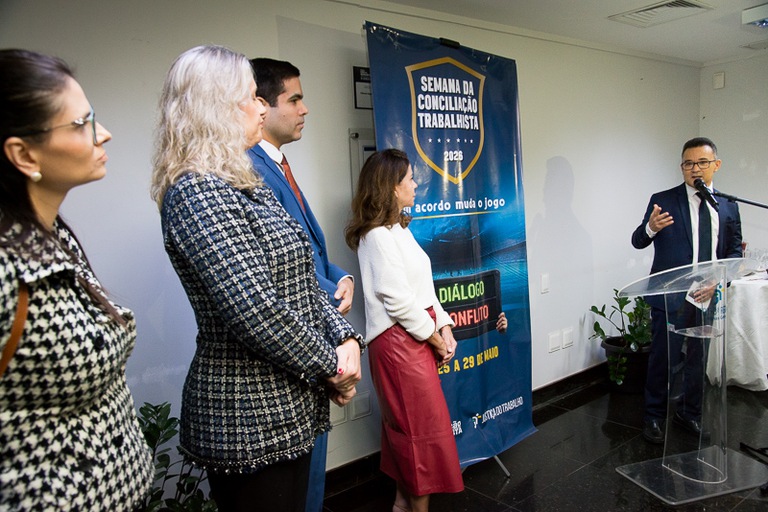 Vice-presidente José Marlon de Freitas no microfone abre a 10ª Semana Nacional da Conciliação Trabalhista 2026.