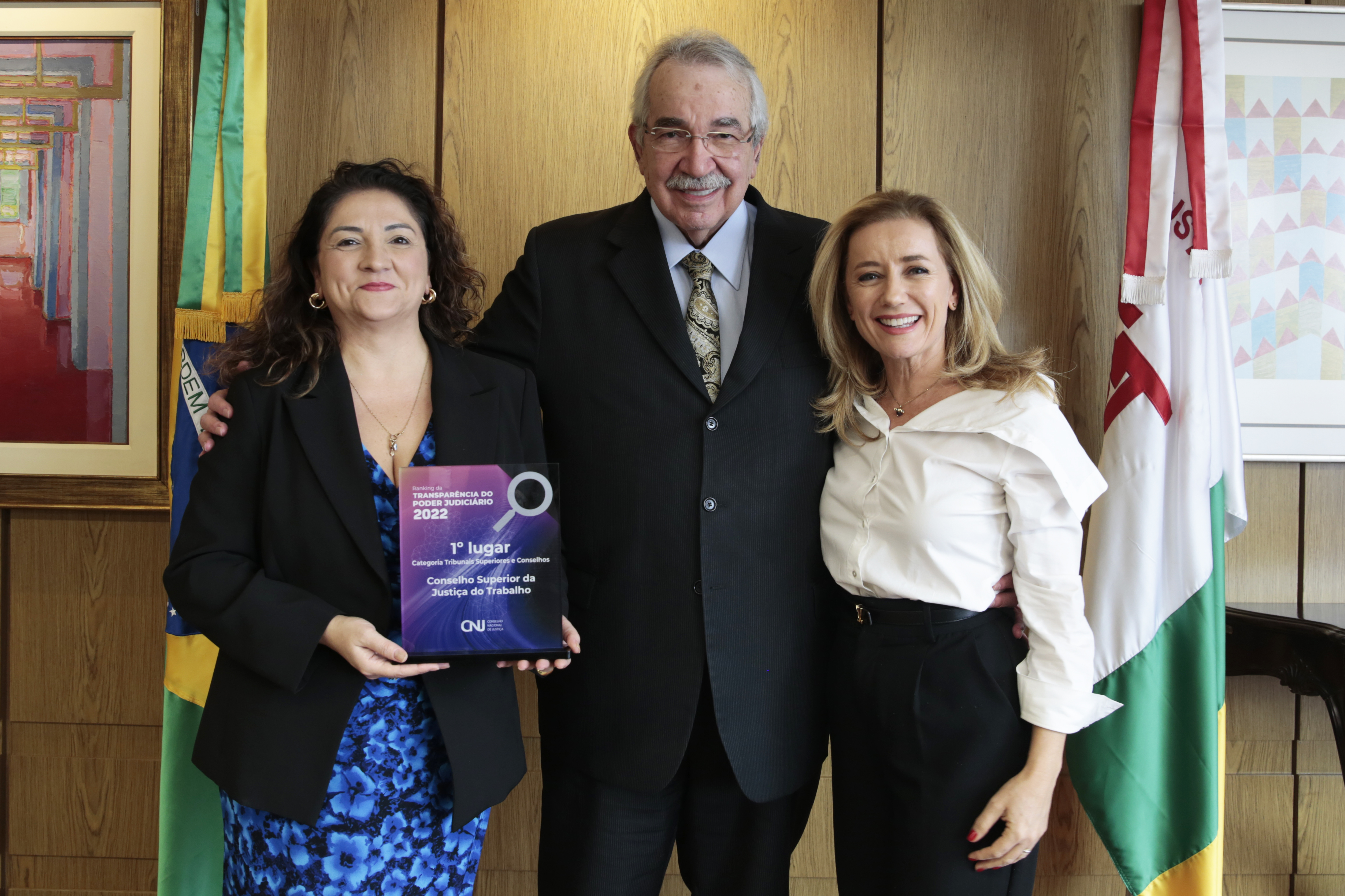 CSJT recebe troféu de primeiro lugar no ranking da transparência do CNJ