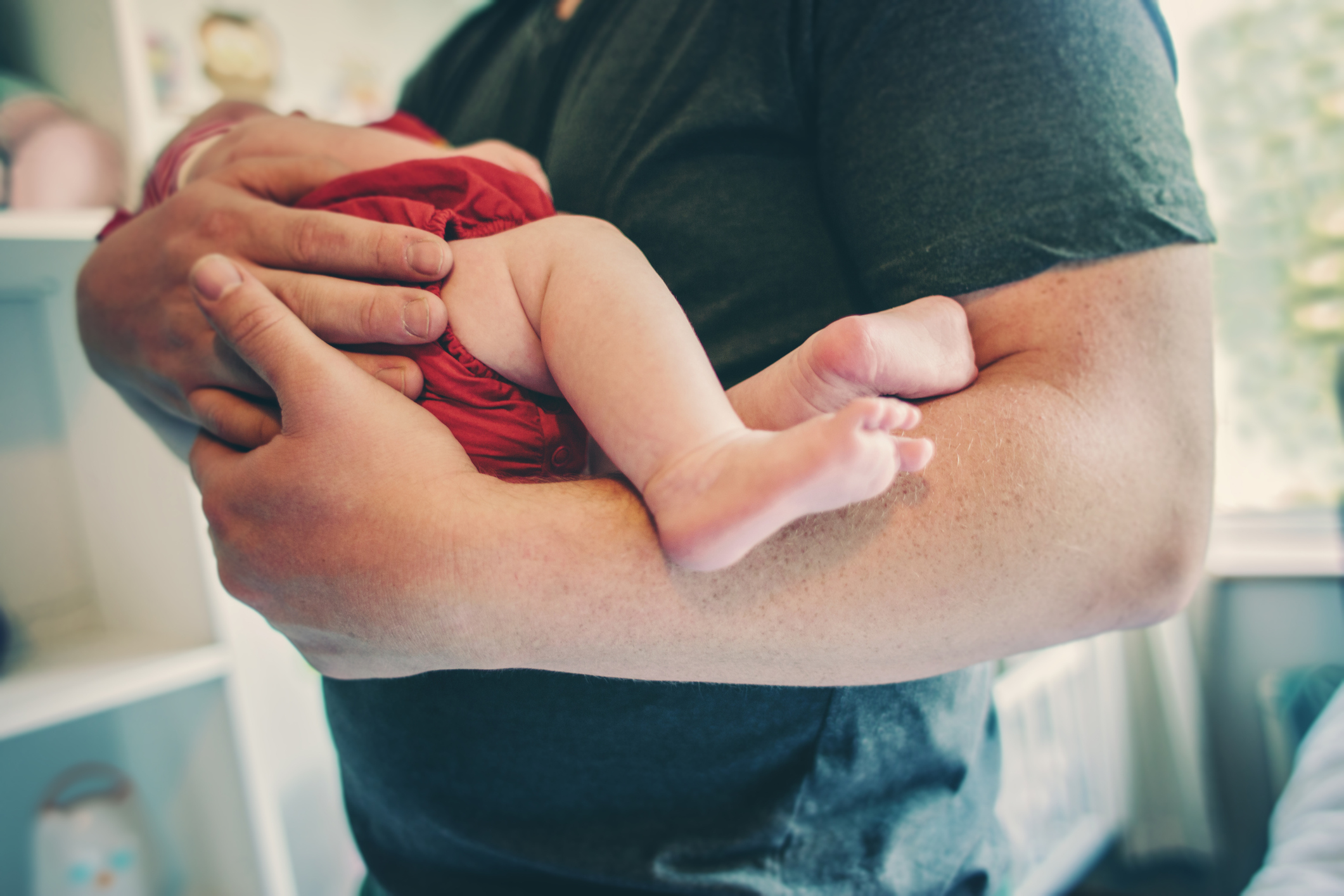 Pai de trigêmeas prematuras têm licença paternidade estendida para cuidar das filhas
