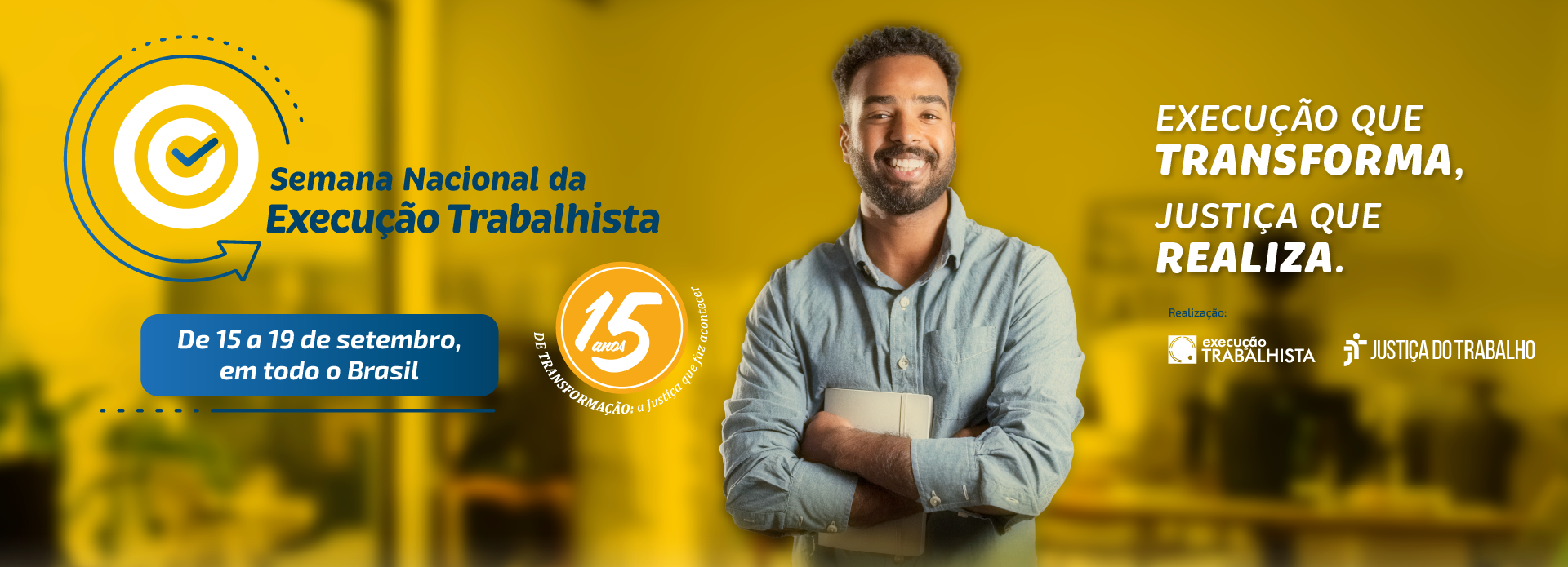 anner digital para a Semana Nacional da Execução Trabalhista. Em um fundo amarelo e azul, há um homem sorridente segurando um tablet. No canto superior esquerdo, o título do evento está em destaque, junto com a data "De 15 a 19 de setembro, em todo o Brasil". A imagem também exibe o slogan "Execução que TRANSFORMA, Justiça que REALIZA.", além dos logotipos da Justiça do Trabalho e da Execução Trabalhista.