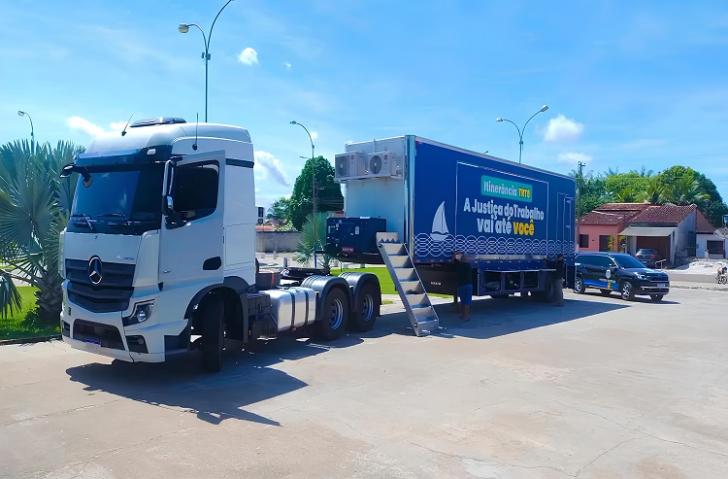 Foto da carreta que ser serve como unidade movel da JT no TRT-8.