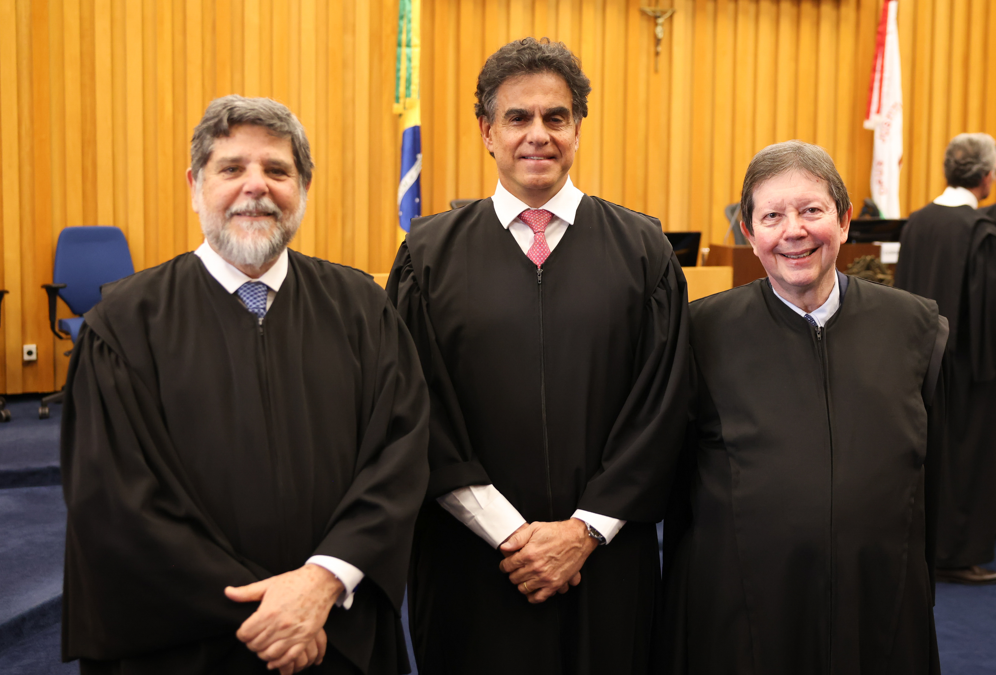 Ministros posados para fotos com suas togas após a sessão.