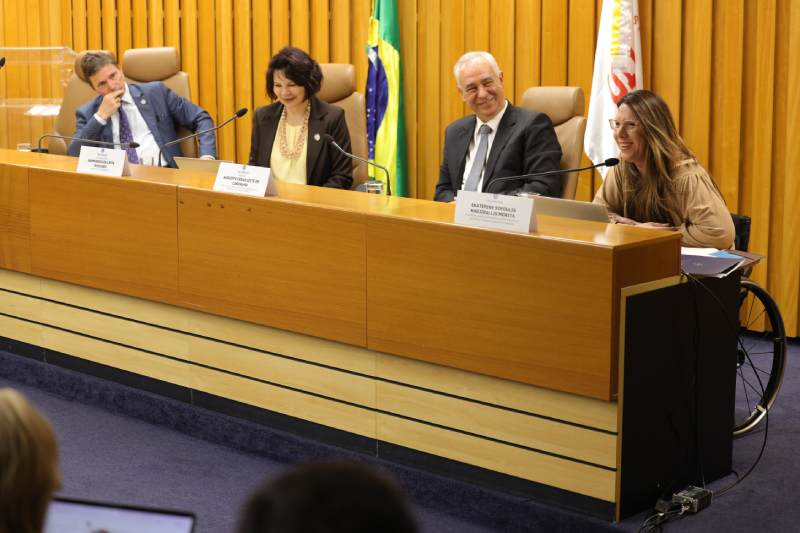 Foto da mesa da reunião 4 pessoas, sendo 2 da direção do Coleprecor e 2 da comissão de acessbilidade.