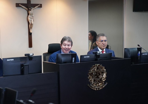 ministro ao lado do presidente do TRT