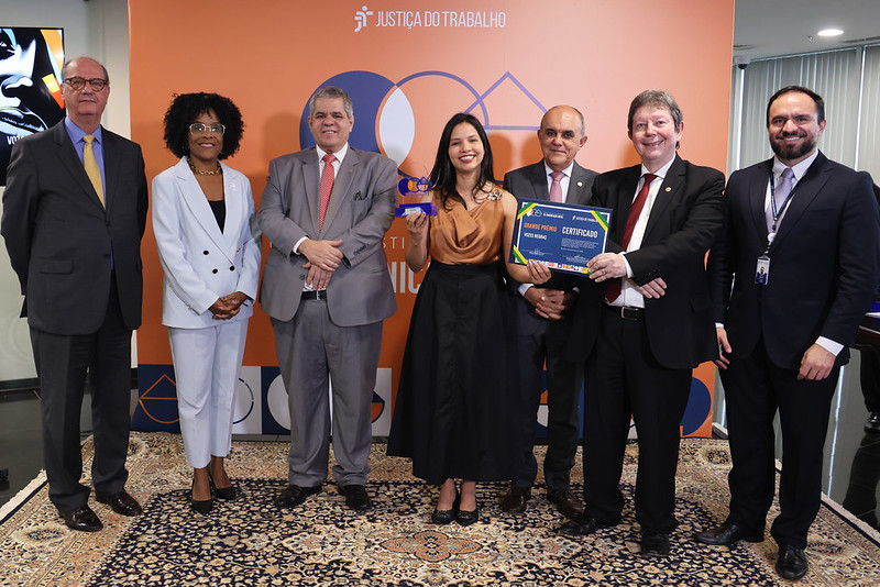 Representante do TRT-23 posando com os ministros e membros da comissão julgadora.