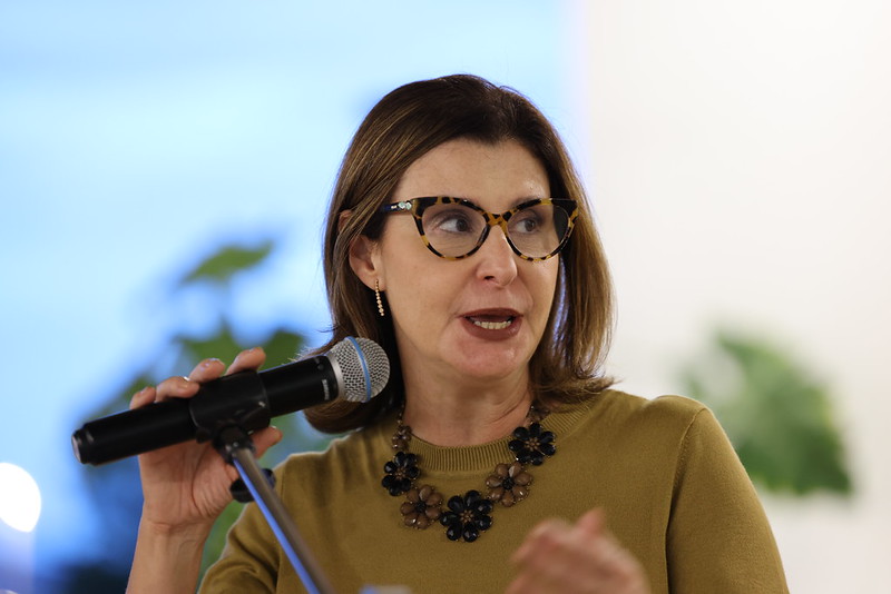 foto da procuradora falando no microfone