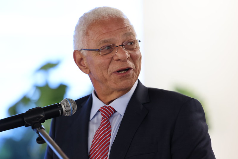 ministro falando no microfone