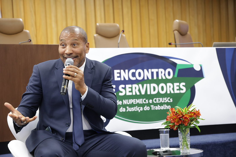 Mauro Silva falando durante o encontro.