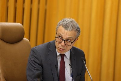 Foto do ministro falando ao público do auditório
