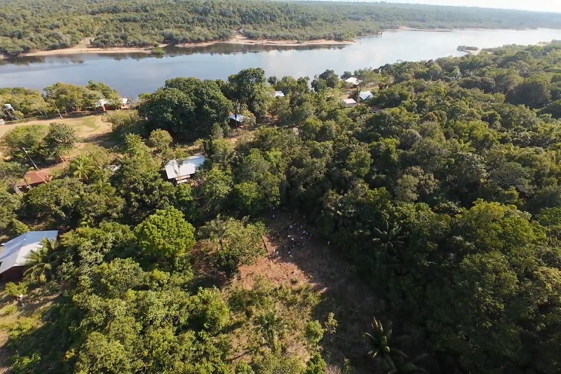 Foto aérea da comunidade e do Rio Negro