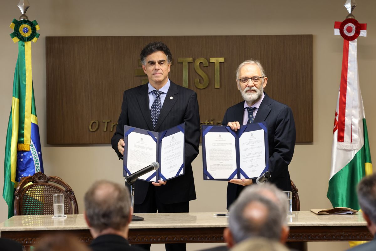 Ministro Vieira de Mello e Marco Lucchesi mostram o documento do acordo de cooperação