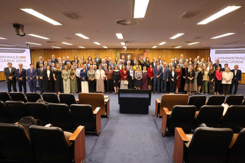 fotos dos participantes posados no auditório.