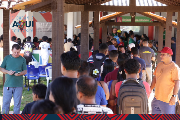 Fila de pessoas aguardando atendimento na Aldeia Manga, no Oiapoque (AC).